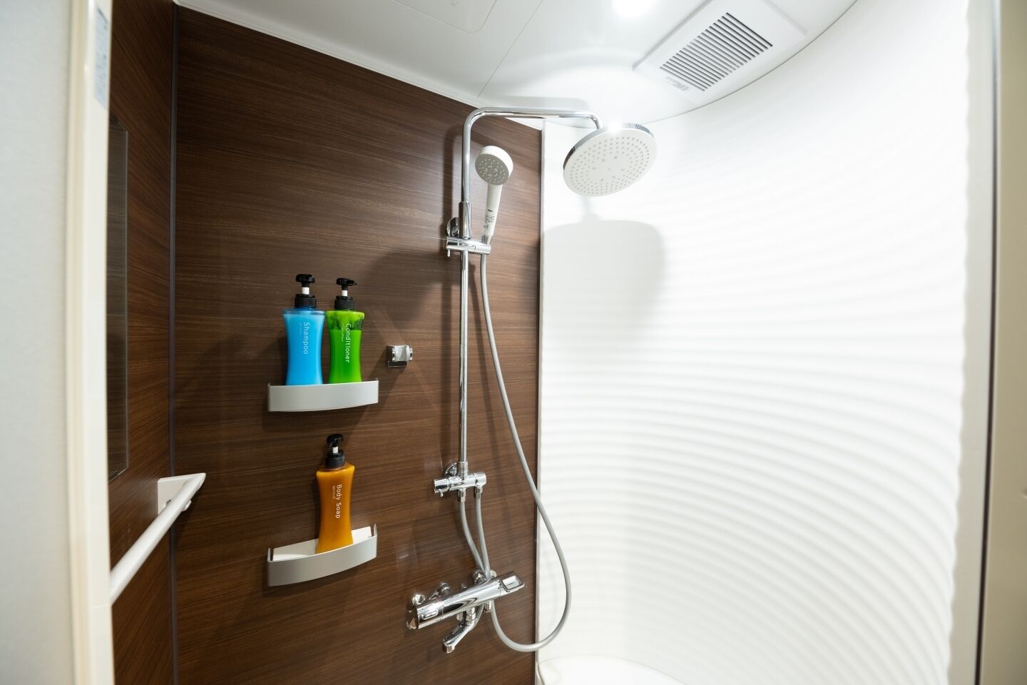 Family Suite | Bathroom | Shower, hair dryer, slippers, bidet