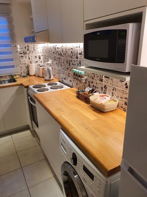 Mikrowelle, Ofen, Wasserkocher mit Kaffee-/Teezubehör, Wasserkocher