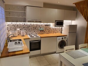 Microwave, oven, coffee/tea maker, electric kettle