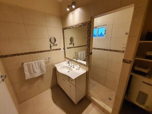 Dusche, Haartrockner, Bidet, Handtücher