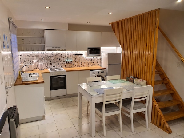 Mikrowelle, Ofen, Wasserkocher mit Kaffee-/Teezubehör, Wasserkocher