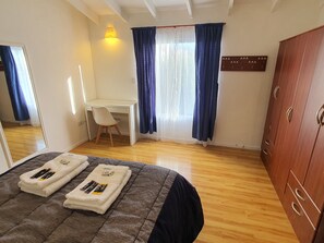 1 bedroom, desk, free WiFi, bed sheets