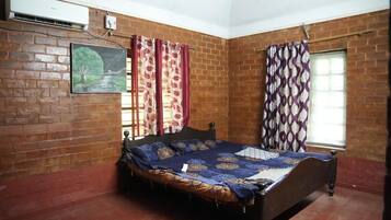 4 bedrooms, WiFi, bed sheets
