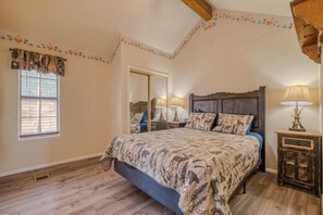 2 عدّة غرف نوم ومكواة/لوح كي وواي فاي وملاءات أسرّة