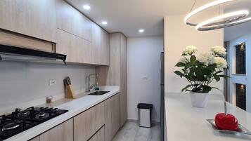 雪櫃、微波爐、焗爐、爐具