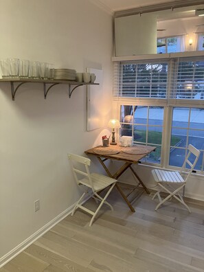Dining - BAYSIDE TOWNHOME IDEAL LOCATION WALK TO BEACHES/FENWICK BOARDS/ LINENS INCLUDED (Ocean City)