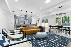 Smart TV, chimenea, libros y estéreo 