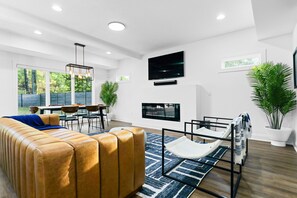 Smart TV, fireplace, books, stereo - Midtown Modern (Atlanta)