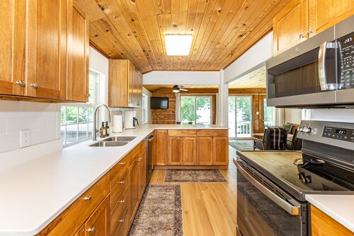 Beautiful Lake Sallie Views, Newly Updated Barbara Beach Lake Home