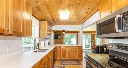 Beautiful Lake Sallie Views, Newly Updated Barbara Beach Lake Home