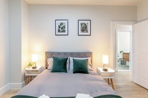 3 habitaciones, escritorio, tabla de planchar con plancha y wifi