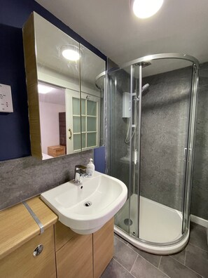 Dusche, Haartrockner, Handtücher, Seife