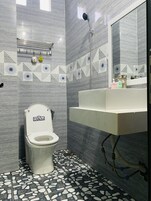 Quarto casal básico de uso individual | Banheiro | Produtos de toalete grátis, secador de cabelo, chinelos 