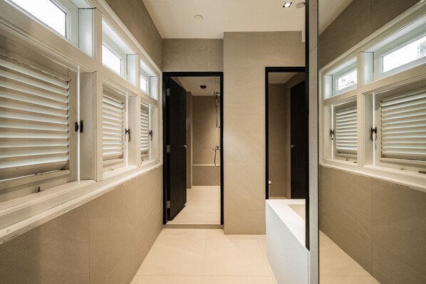 Douche, séchoir à cheveux, pantoufles, serviettes fournies