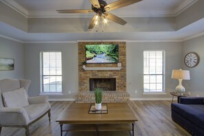 Smart TV, fireplace - Home Away from Home & Business Ready (Texarkana)