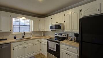 Køleskab, mikrobølgeovn, ovn, kogeplade