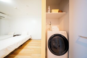 エコノミー アパートメント | バスルームの設備 | シャワー、ヘアドライヤー、ビデ、タオル