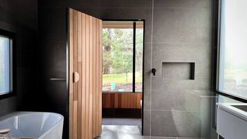 Luxury-Ferienhütte, 1 King-Bett, Sauna | Badezimmer | Badewanne und Dusche (separat), Handtücher