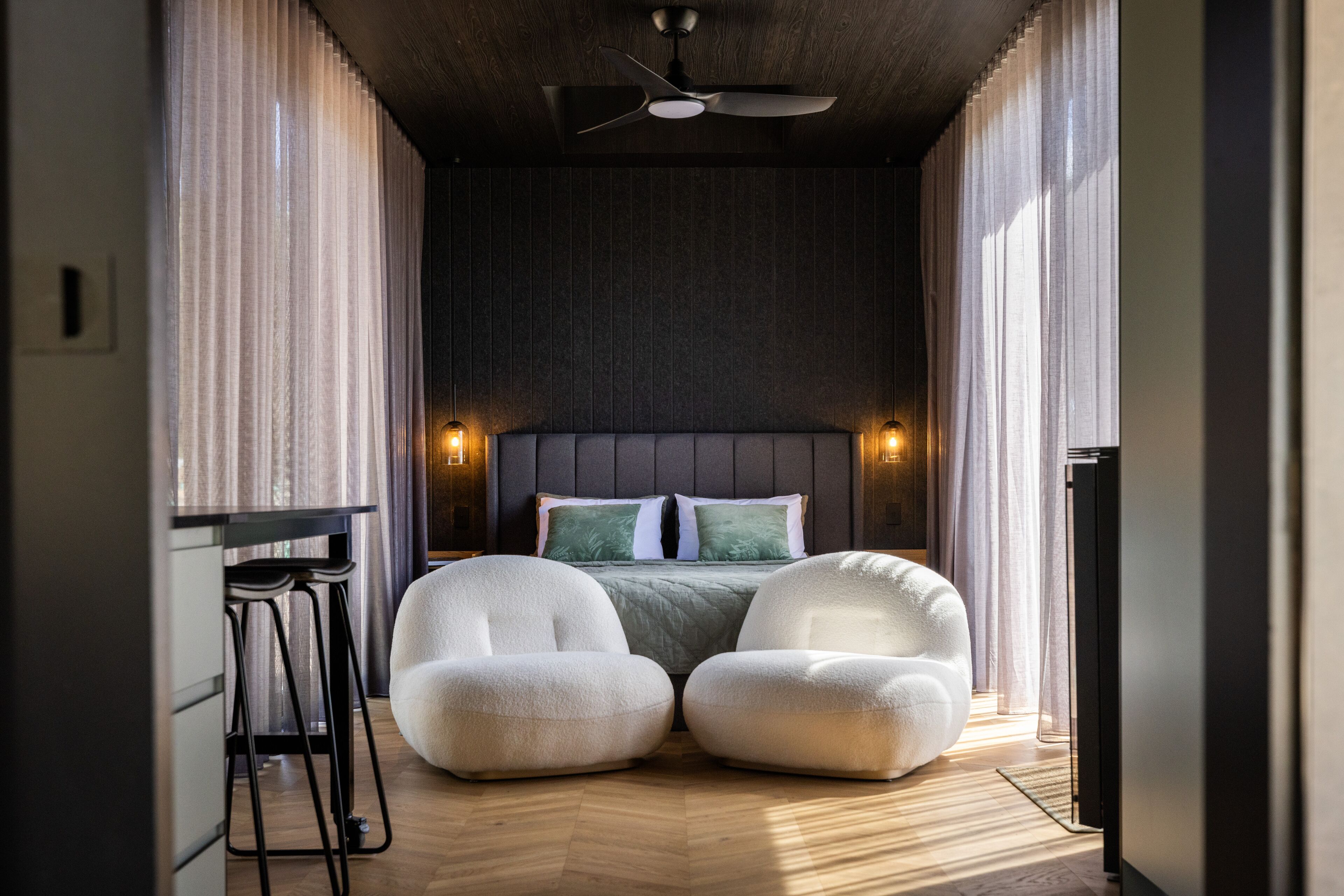 ラグジュアリー キ  ャビン キングベッド 1 台 サウナ | 1 室のベッドルーム、高級寝具、ピロートップベッド、客室ごとに異なる装飾