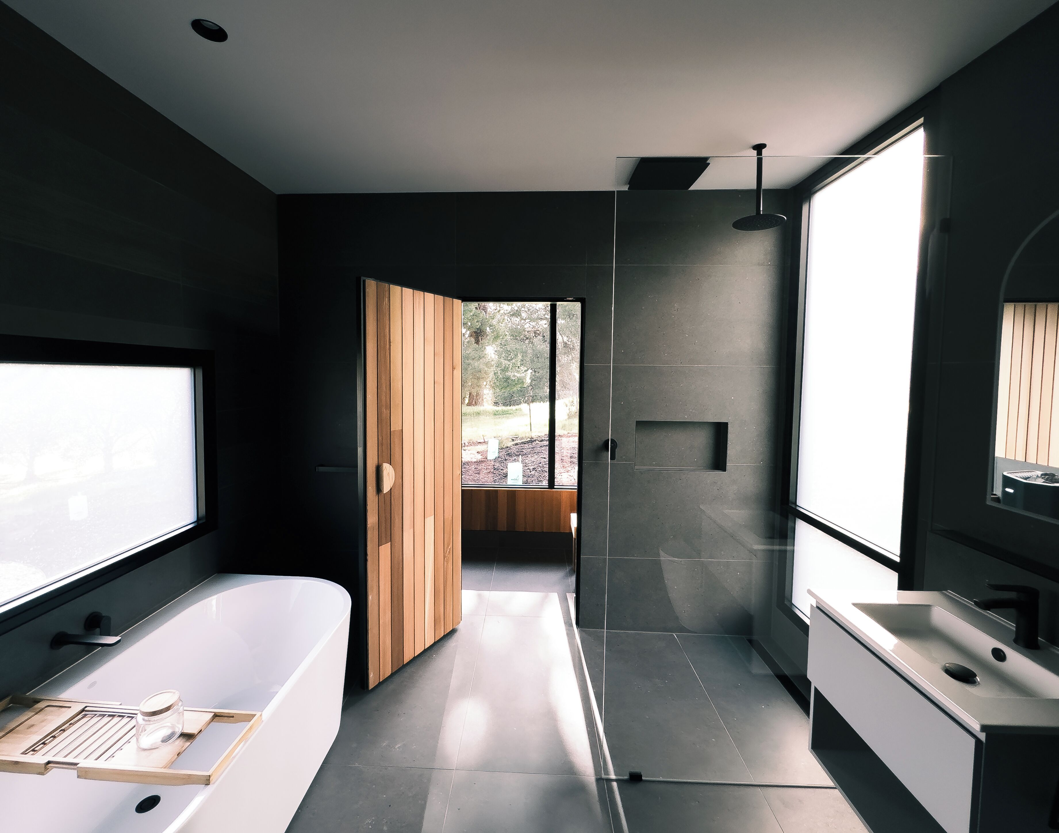 Un baño moderno con bañera, ducha y lavamanos.