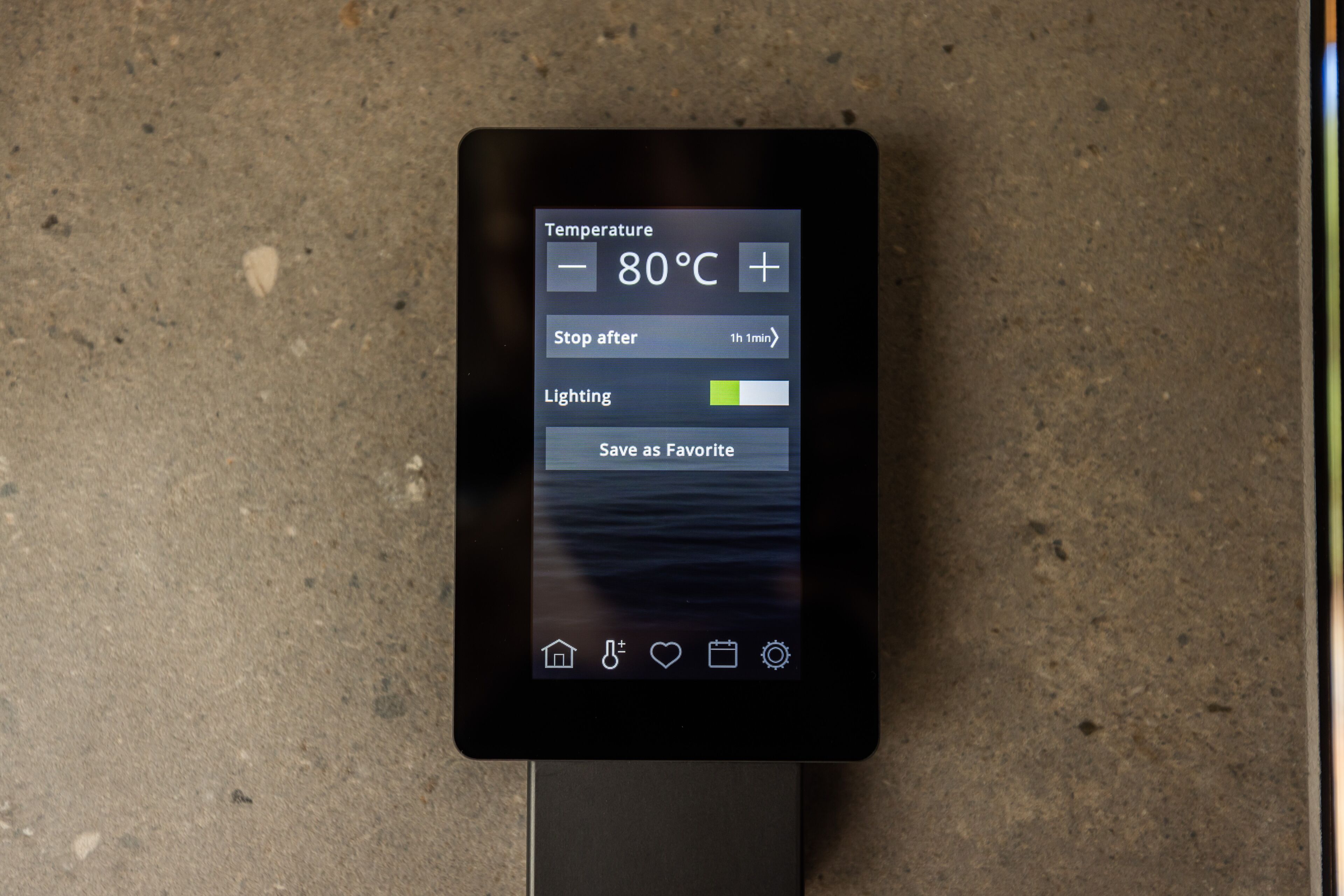 Termostato digital mostrando una temperatura de 80°C, con opciones para detenerse después, luces y guardar como favorito.
