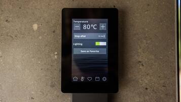 Termostato digital mostrando una temperatura de 80°C, con opciones para detenerse después, luces y guardar como favorito.