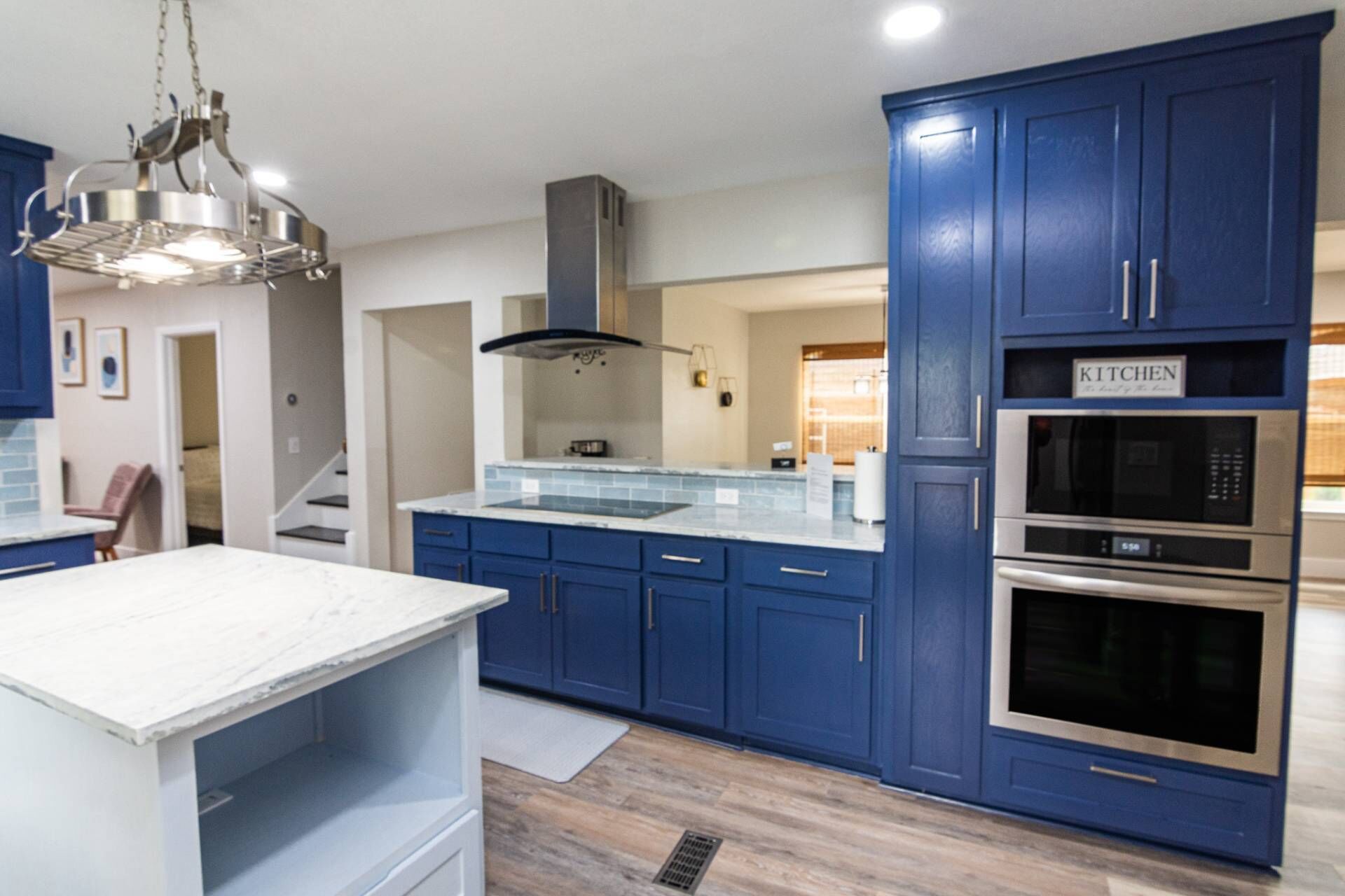 Réfrigérateur, four à micro-ondes, lave-vaisselle, cafetière-théière