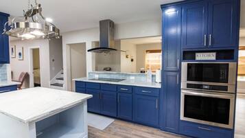 Réfrigérateur, four à micro-ondes, lave-vaisselle, cafetière-théière