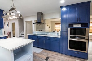 冷蔵庫、電子レンジ、食器洗い機、コーヒー / ティーメーカー