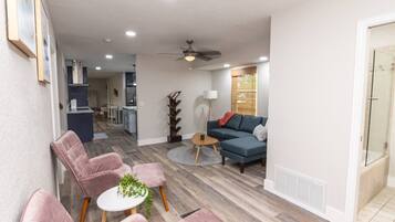 Téléviseur, foyer, table de baby-foot, table de ping-pong