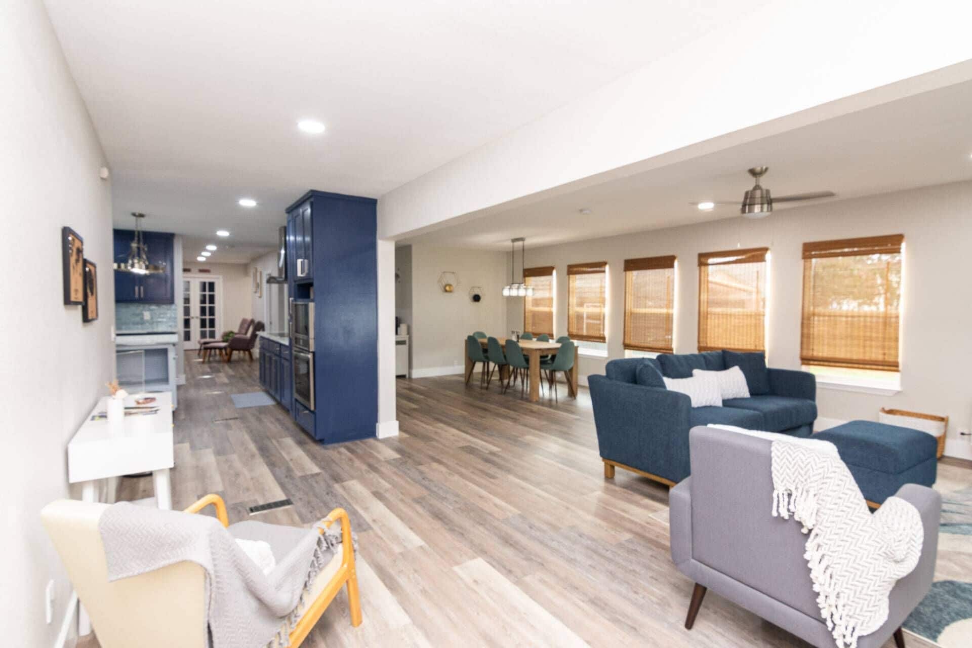 Téléviseur, foyer, table de baby-foot, table de ping-pong