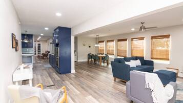 Téléviseur, foyer, table de baby-foot, table de ping-pong