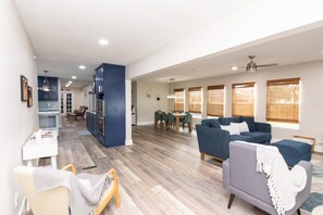 テレビ、暖炉、テーブルサッカー台、卓球台