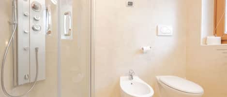 Baignoire, sèche-cheveux