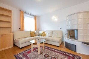 TV - Beautiful and modern apartment in the center of Alba di Canazei (Canazei)