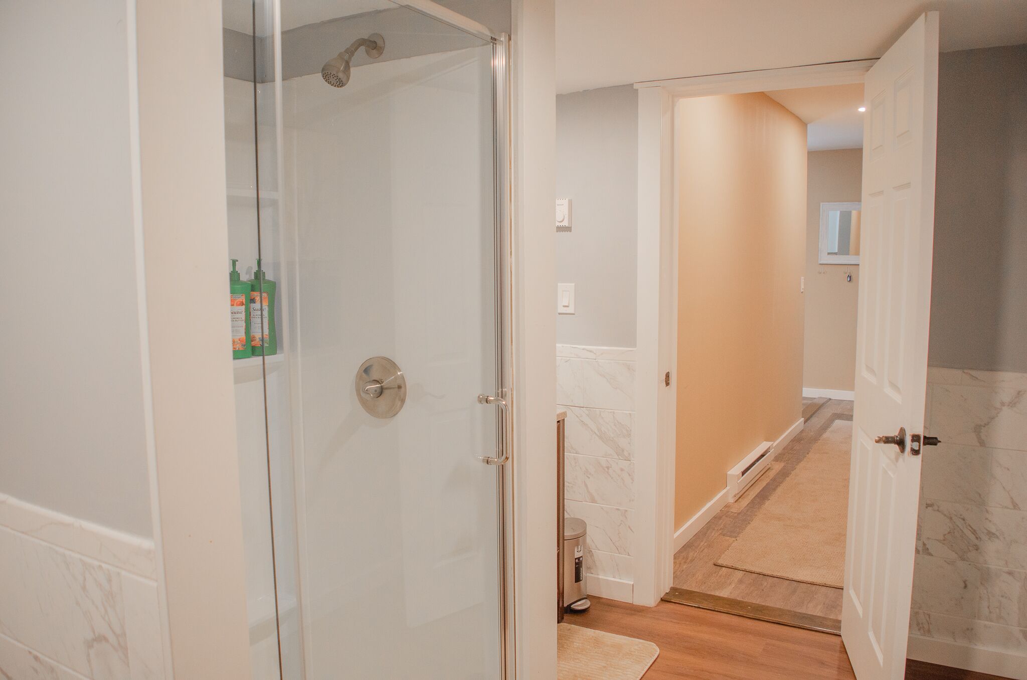 Dusj, hårføner, håndklær og såpe