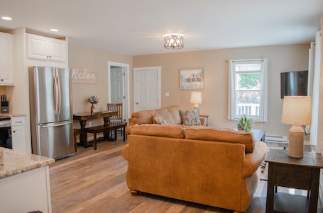 Smart TV, fireplace. Cozy Waterfall Oasis + Firepit