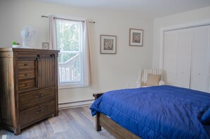 2 bedrooms, iron/ironing board, WiFi, bed sheets - Cozy Waterfall Oasis + Firepit (East Durham)