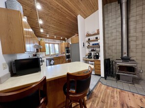 Fridge, microwave, oven, stovetop - The Ultimate Sunset on Flathead Lake (Polson)