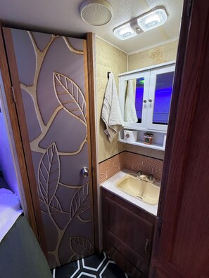 Towels, soap, toilet paper - Natural Rv, the perfect hiding place to disconnect (Miami)