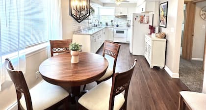 Renovated, Spacious & Cozy 2BR Upper Unit in the Heart of Milwaukee