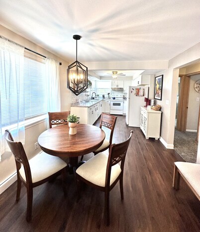 Renovated, Spacious & Cozy 2BR Upper Unit in the Heart of Milwaukee