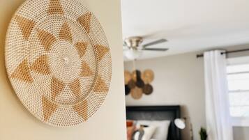 2 habitaciones, escritorio y tabla de planchar con plancha