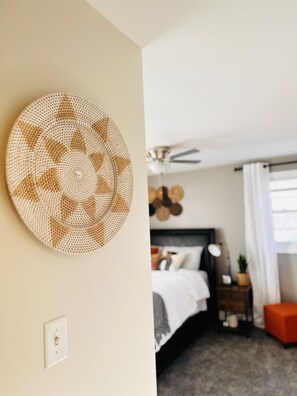 2 habitaciones, escritorio y tabla de planchar con plancha 