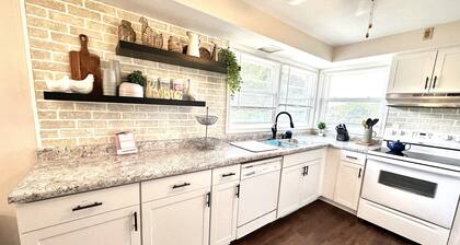 Renovated, Spacious & Cozy 2BR Upper Unit in the Heart of Milwaukee