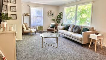 TV connectée, livres, écrans d'ordinateur