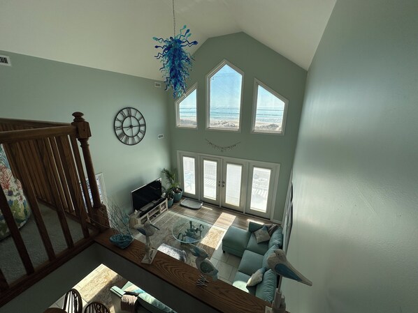 Smart-TV, DVD-spiller, bordtennis og bøker