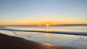 PĂ„ stranden, solstolar och strandhanddukar