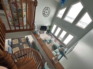 Smart-TV, DVD-spiller, bordtennis og bøker