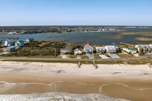 På stranden, solsenger og strandhåndklær
